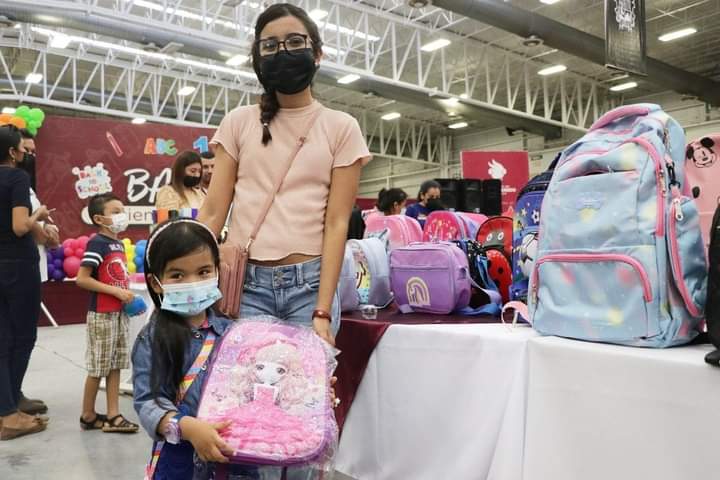 Padres de familia aprovechan Bazar “Back To School” para adquirir material escolar a bajo costo