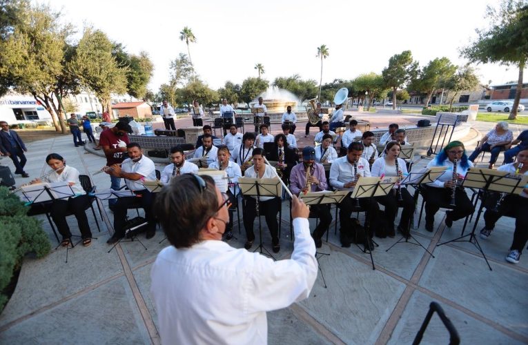 Disfrutan neolaredenses música en vivo en la Plaza Primero de Mayo