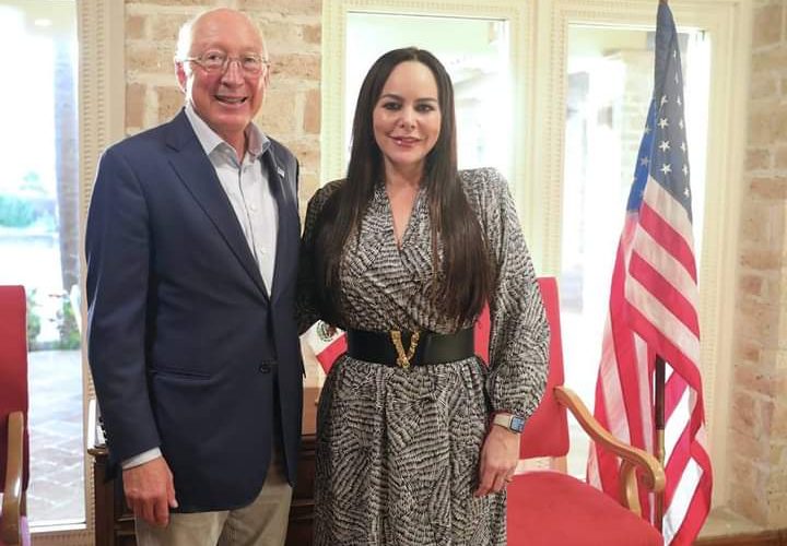 Acuerdan Carmen Lilia Canturosas y embajador Ken Salazar impulsar economía de los Dos Laredos