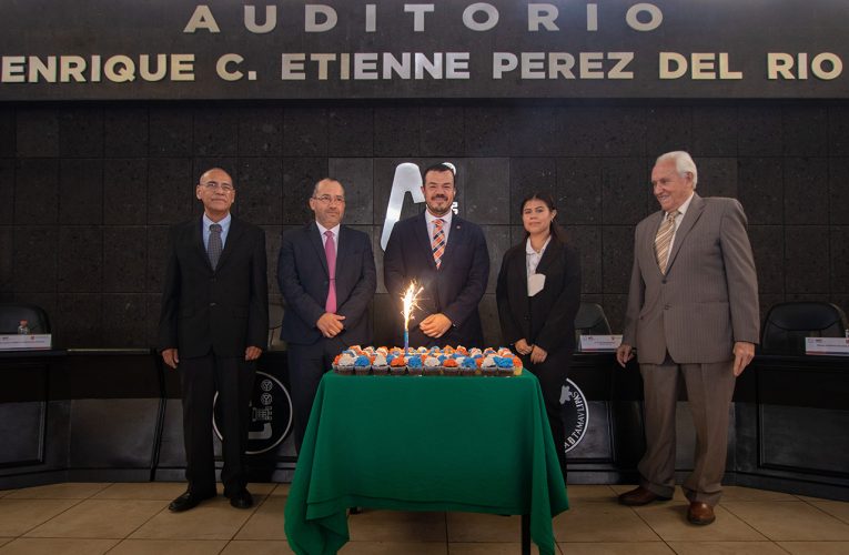 Reconoce Rector trayectoria académica de la Facultad de Comercio Victoria