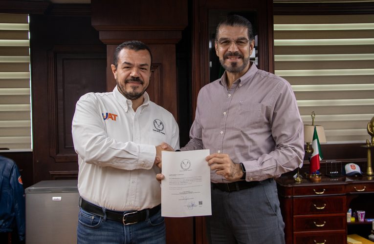 Rector entrega nombramiento al nuevo director del CINOTAM-UAT