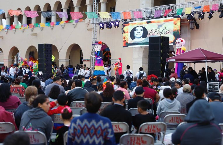 Disfrutan ciudadanos del Festival de La Catrina