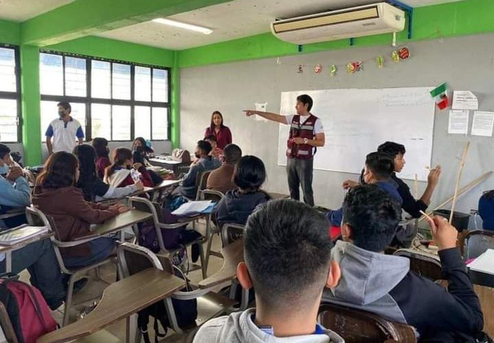 Orienta IMJUVE a estudiantes para elegir carrera profesional