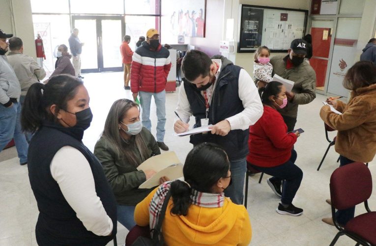 Iniciará proceso de entrega de tarjetas bancarias de becas UNE para rezagados