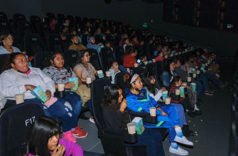 Disfrutan niños del DIF función a cargo de Fundación Cinépolis