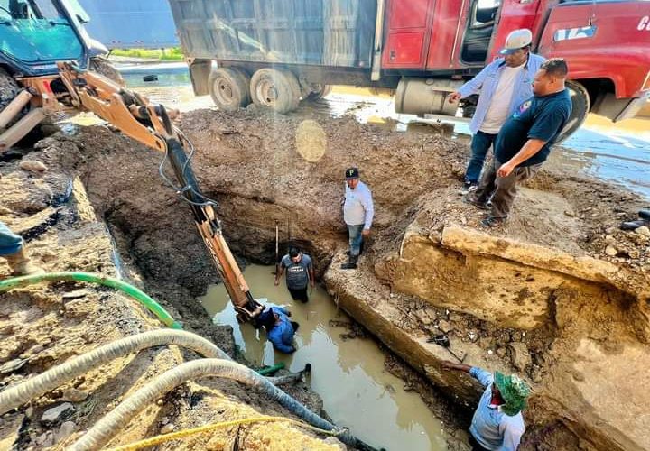 Concluye COMAPA trabajos de reparación de tubo roto en Carretera Nacional y Puente Colosio