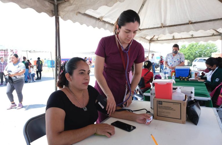 Brigada “Tocando Corazones” del DIF atiende a vecinos de la colonia Valles de Anahuac