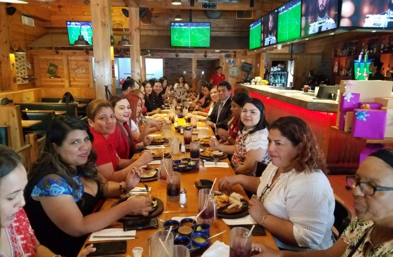 Festejan en la UT de Nuevo Laredo a las madres educadoras