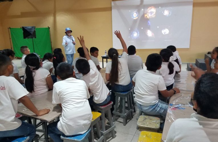 Ofrecen taller “El Universo Invisible” a niños de primaria dentro del Congreso de la UT de Nuevo Laredo