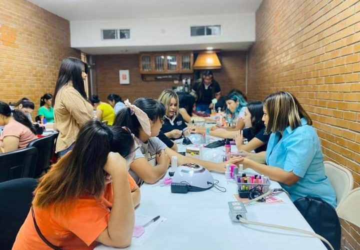 Acuden mujeres a taller gratuito de uñas organizado por INMUJER