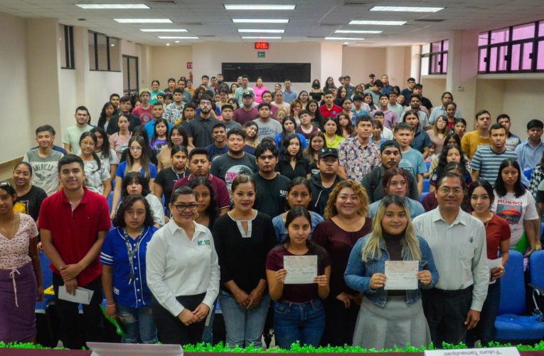 Reciben alumnos de la UT de Nuevo Laredo becas del ITABEC