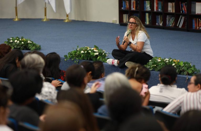 Brinda INMUJER foto de concientización sobre la violencia con conferencia de activista Saskia Niño De Rivera