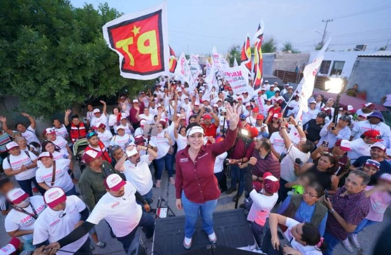 Reciben Los Olivos II a Carmen Lilia Canturosas con gran alegría