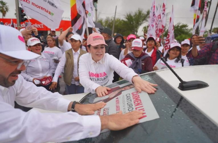 De corazón se suman a mega pegoteo miles de neolaredenses a campaña de Carmen Lilia Canturosas