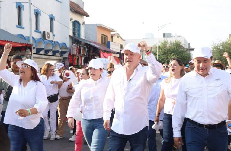 Se unen Miles de neolaredenses a marcha pacífica por la democracia