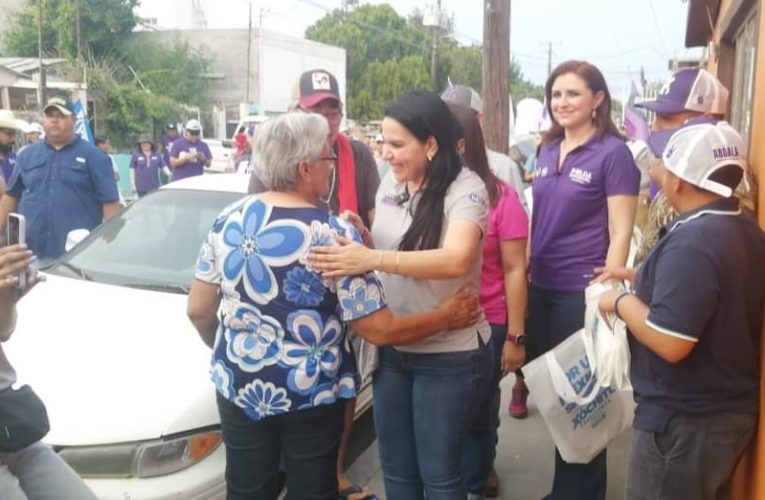 Vuelve Yahleel a su barrio y recorre la colonia Victoria, en donde familias enteras la reciben con palpables manifestaciones de respaldo absoluto a su proyecto de gobierno