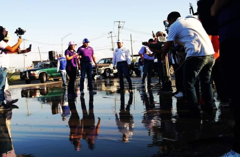 Visita Yahleel Abdala a los olvidados de Los Olivos, que diariamente viven entre encharcamientos y baches y se compromete a rescatar el sector