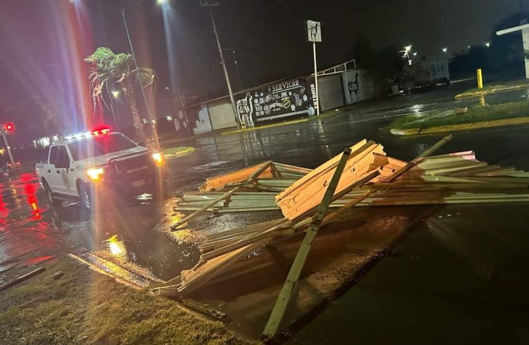 Atiende Protección Civil y Bomberos daños por la intensa tormenta