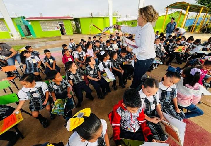 Llevan biblioteca itinerante a más de 40 escuelas de la ciudad