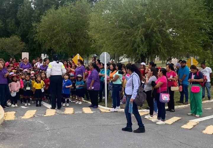 Niños y padres de familia se divierten y aprenden en Escuelita Vial