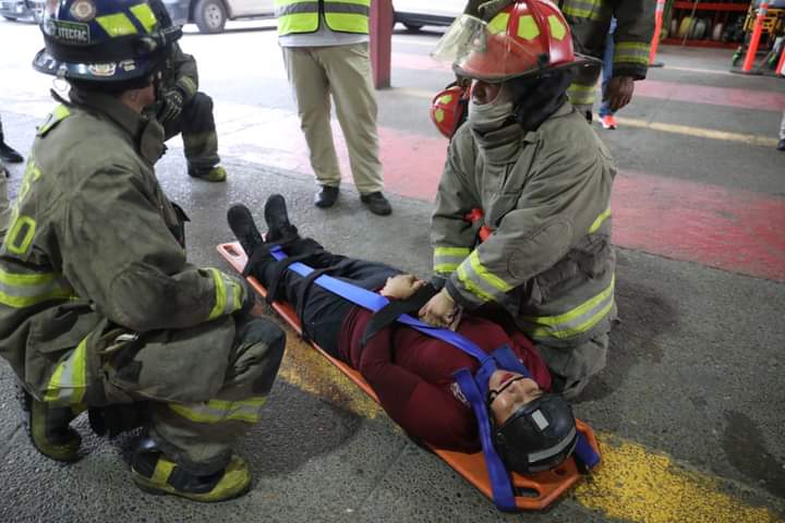 Reciben bomberos capacitación de rescate en situación de incendio en espacios cerrados