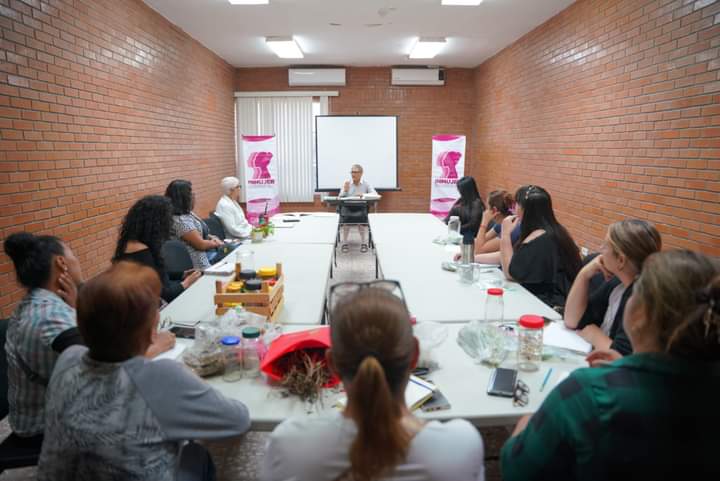 Conocen secretos ancestrales de las plantas en taller de herbolaria impulsado por INMUJER