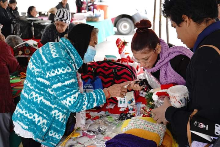 Con amor y dedicación, alumnas del DIF ponen a la venta sus creaciones navideñas