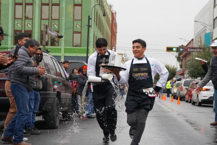 Habilidad y destreza mostraron más de 95 meseros en tradicional carrera