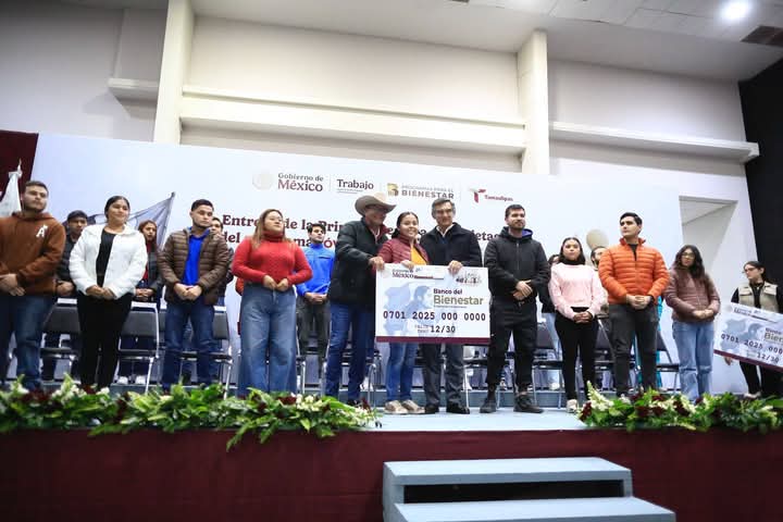 Entrega Américo tarjetas del programa “Jóvenes Construyendo el Futuro”