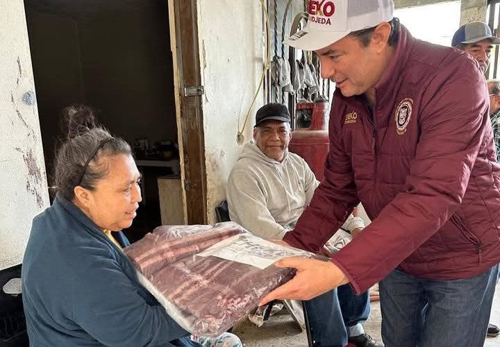 Entrega Sergio “Cheko” Ojeda apoyos a familias de Nuevo Laredo para hacerle frente a onda gélida