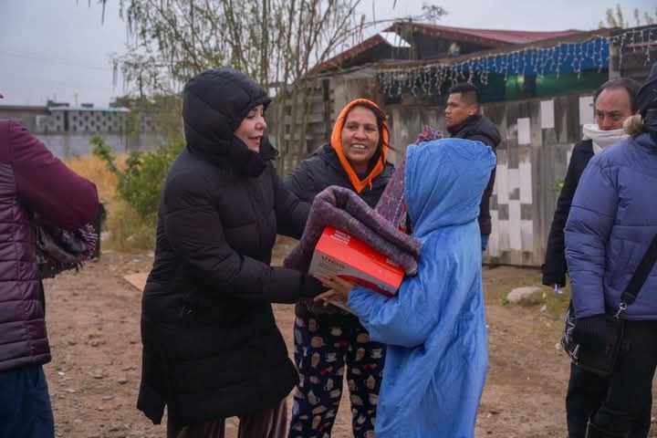 Recorre alcaldesa Carmen Lilia Canturosas colonia Los Artistas; lleva abrigo y calentadores a familias del sector